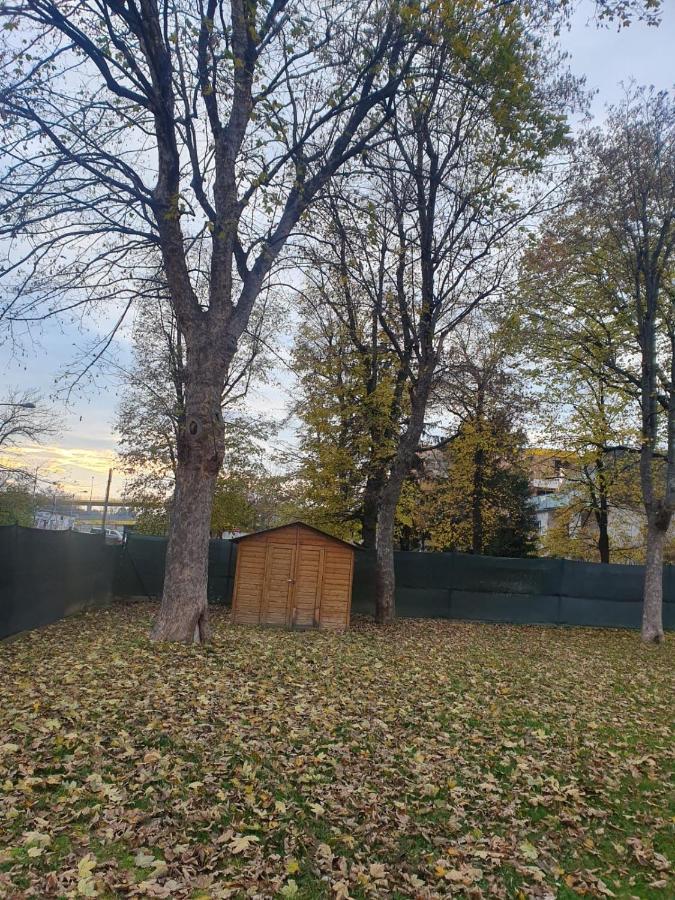 Breathtaking Shared Villa Near Danube River /W Garden And Parking Wina Bagian luar foto
