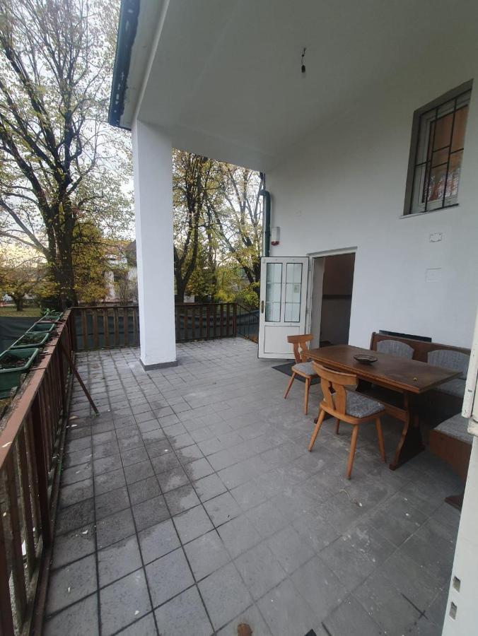 Breathtaking Shared Villa Near Danube River /W Garden And Parking Wina Bagian luar foto