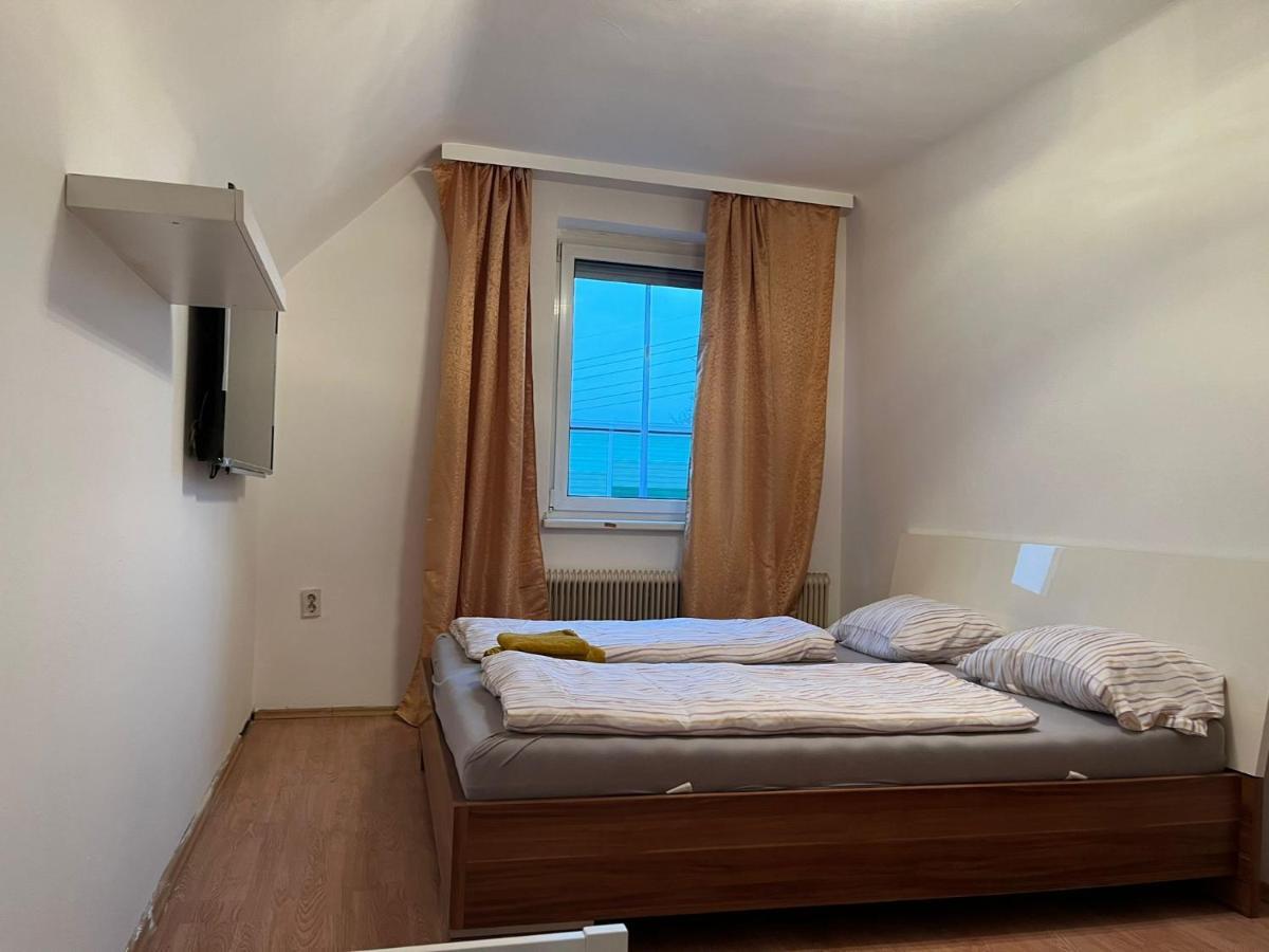 Breathtaking Shared Villa Near Danube River /W Garden And Parking Wina Bagian luar foto